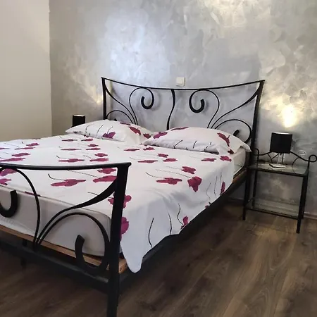 Cozy In In Quiet Neighborhood Apartment Split