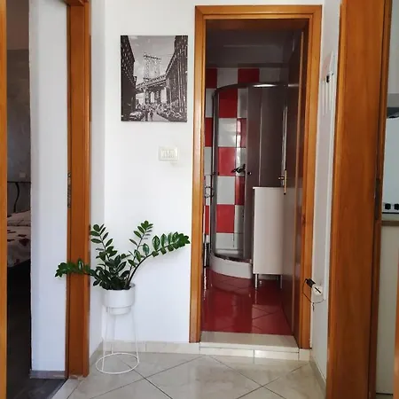 Cozy In In Quiet Neighborhood ספליט